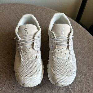 Cloud 5 women’s running shoes in Pearl/White